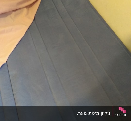 המזרן היה מלא כתמים ואי אפשר היה לישון עליו. 